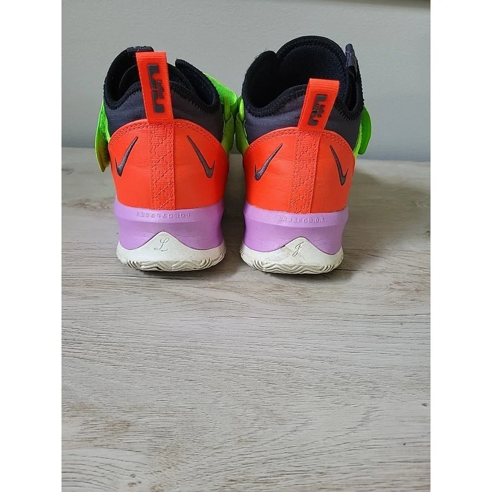 Nike Lebron Soldier Xlll (GS Basketball Sneaker) AR7585-002‎ Size 6.5Y